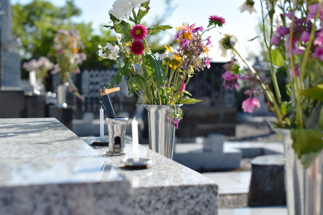 Monument funéraire avec fleurs