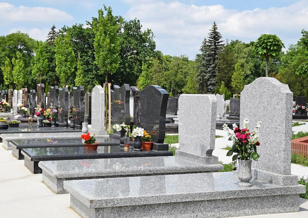 Monuments funéraires dans un cimetière