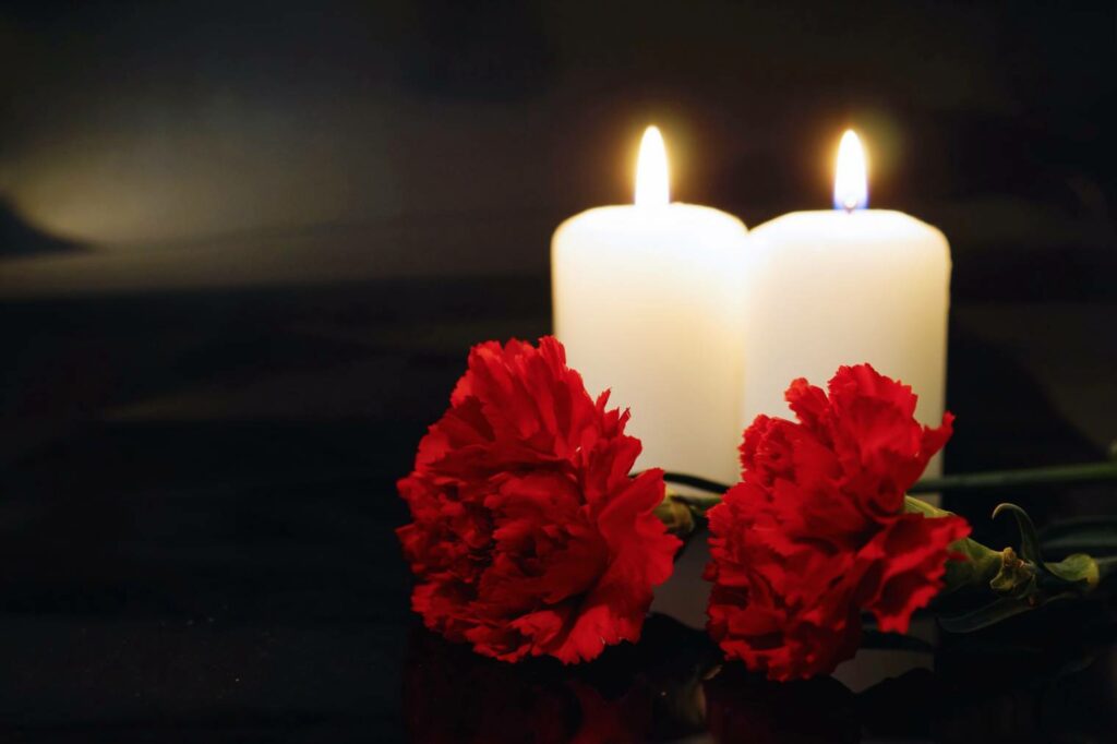 deux bougies et fleurs rouges