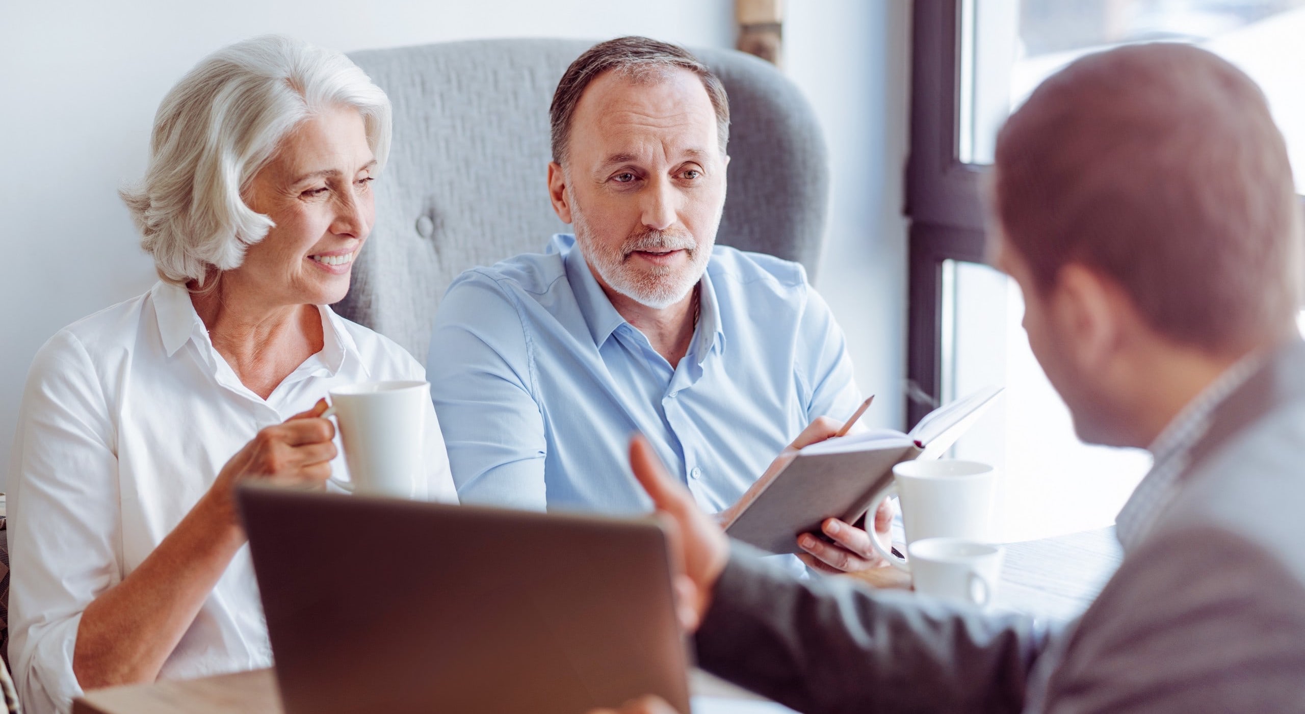 conseiller funéraire aidant une famille