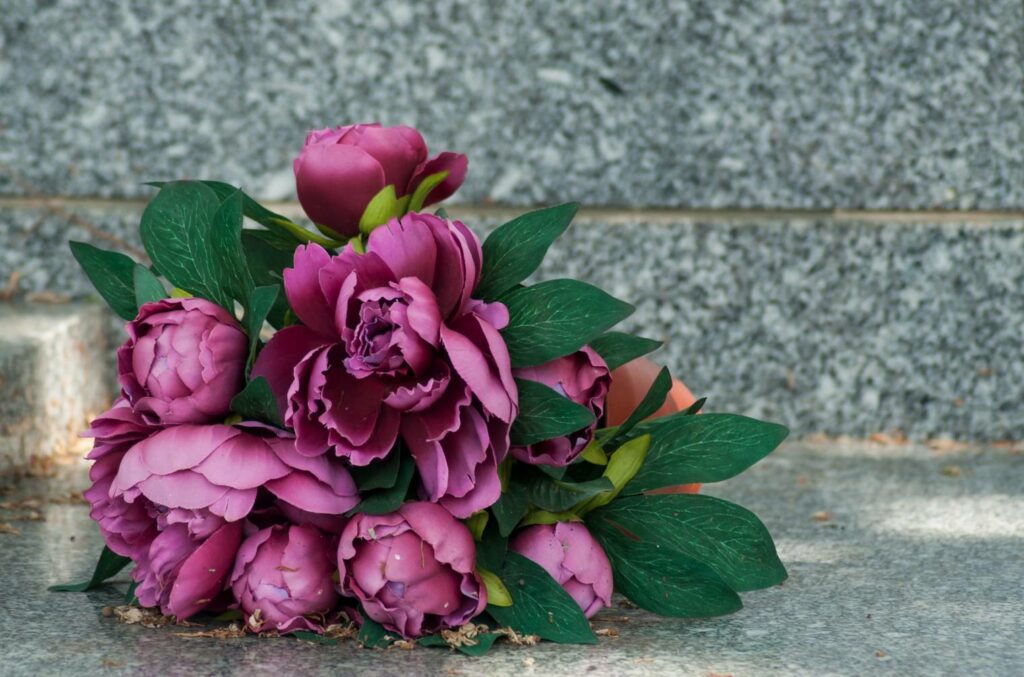 fleurs dans un cimetière